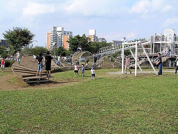 テニスコートや小野球場、小サッカー場、運動広場、ジョギングコースと、スポーツ施設も充実。一面に芝生が広がっており、テーブルやベンチもあるので、ピクニックなどのおでかけにもぴったりです。