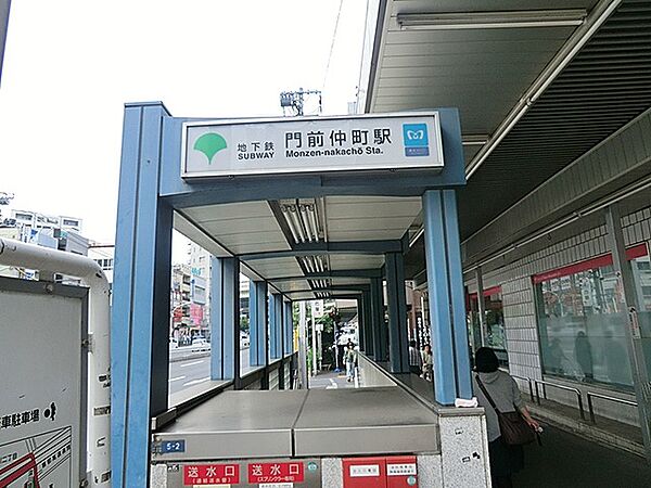 東京メトロ東西線の駅は門前仲町一丁目に、都営地下鉄大江戸線の駅は門前仲町二丁目にあり、接続駅となります。