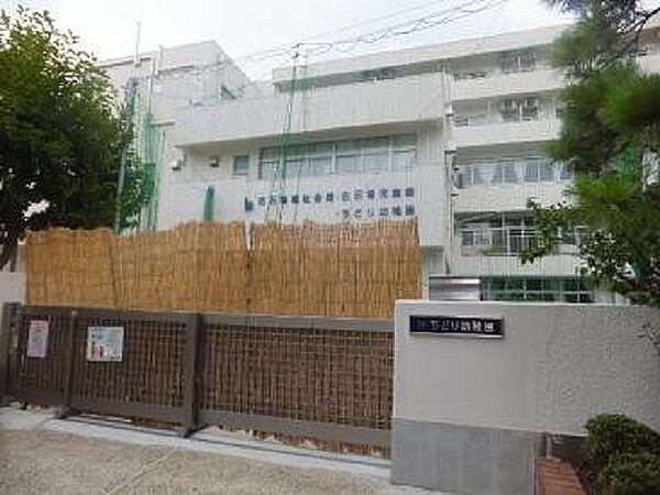 主に身体を動かす活動が多いことが特徴だそうです。自然とふれあったり、時には歩いて図書館や買い物活動などに行ったりします。運動もサッカーや野球など身体を動かす内容を取り入れているようです。