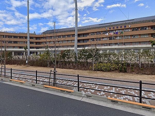 区内初で唯一の義務教育学校です。義務教育の9年間を1つの学校で過ごします。ですので、小学校1年生のみなさんは「1ねんせい」ですが、中学校1年生になるみなさんは「7年生」と呼ばれます。