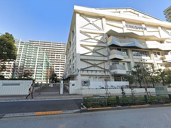 江東区豊洲駅から徒歩数分の立地にあり、早朝や部活帰りの遅い時間でも人通り多く明るい道で帰宅できる。文武両道を目指しており、試験、塾などを優先しながら部活ができる。