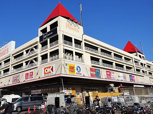 広くて明るい店舗で、食材、お菓子、生活用品、文房具なども一通り揃っておりとても便利です。
