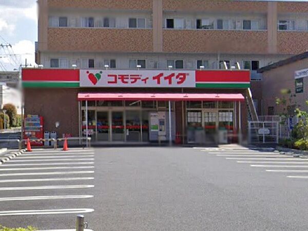 住宅街のスーパーとしては大規模。駐車場あり。