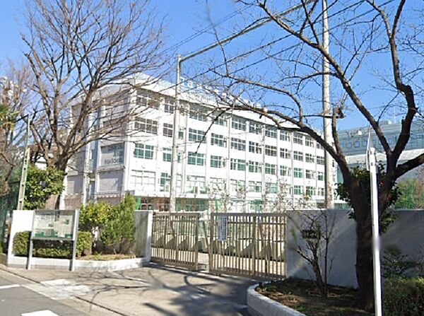 「思いやりがあり社会に貢献できる生徒」を重点目標とし，自信・やる気・確かな自我を育て，自己・そして他者への思いやりを持てる生徒を育成していきます。