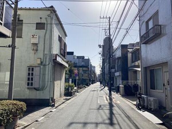 前面道路を含む現地写真＊古家は現在解体中