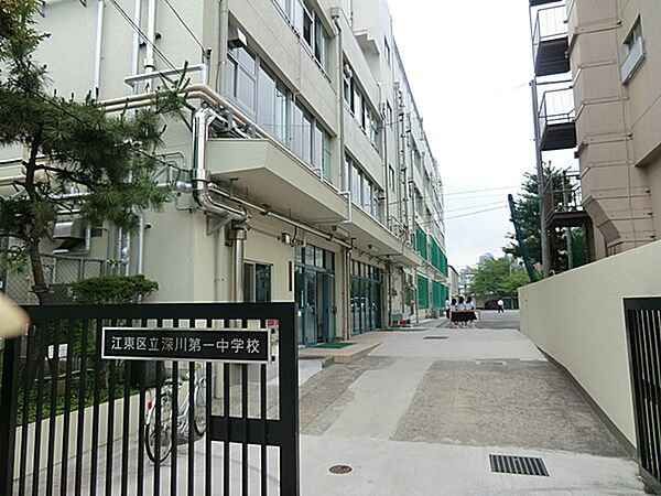 スポーツに熱心な平凡な学校。運動会などの行事は生徒たちが熱心に取り組む。生徒同士がとても仲が良い学校。