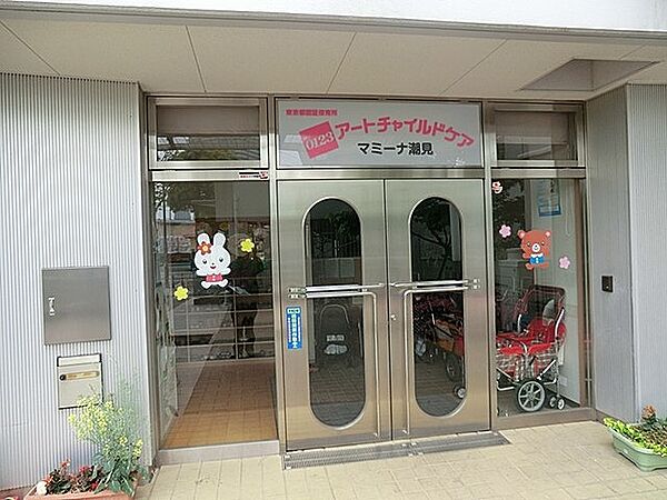 京葉線「潮見」駅前プラザビル2番街の中にある、駅前の私立認可保育園「マミーナ潮見」。生後43日から入園可。定員30名の少人数制保育を行う園です。