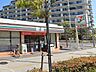 周辺：大通りに面していて、駐車場があります。