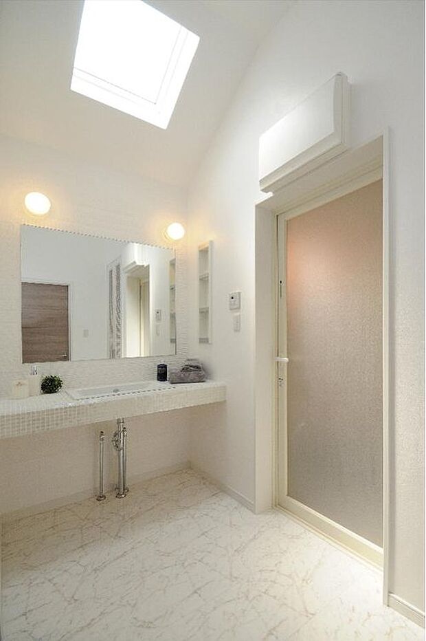 【モデルハウス/洗面室】ホワイトの大理石調の床材を採用した洗面室。洗練された空間で、上質な時間をお過ごしいただけます。