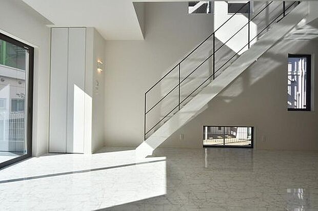 【モデルハウス/LDK】ホワイトを基調とした洗練されたデザインのLDK。リビング階段×吹き抜けで、より開放感を感じられます。フロアに反射する光までもデザインされた、美しい空間です。