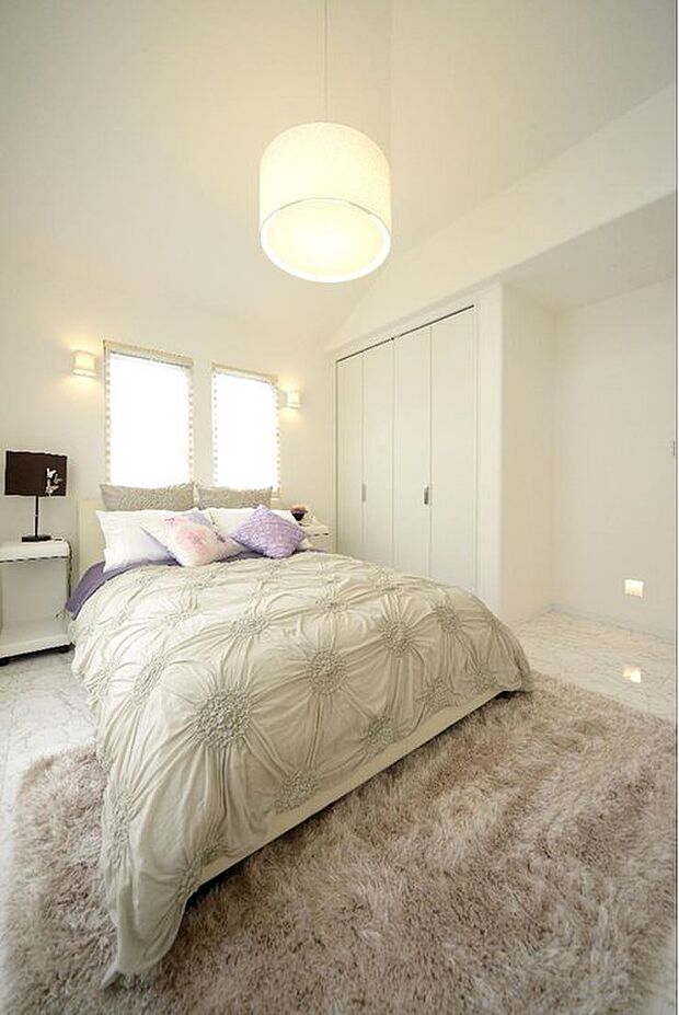 【モデルハウス/寝室】白を基調とした、優雅でラグジュアリーな寛ぎを演出する寝室です。心安らぐひと時をお過ごしください。窓から差し込む光で気持ちよいお目覚めを。