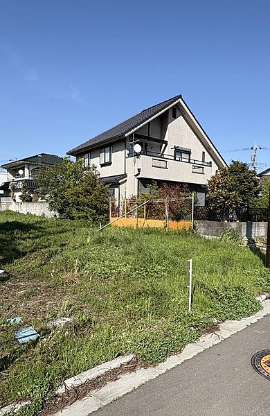【現地土地写真/No.W】敷地面積35坪以上の広がり。教育機関へは徒歩7分圏内、買物施設へは徒歩4分圏内と、日々の暮らしを彩る利便性の高い立地です。