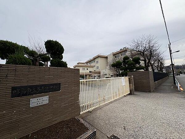 昭島市立多摩辺中学校まで1000m 徒歩13分。部活動などで帰宅時間が遅くなるお子様にとっても、負担の少ない通学距離です。勉強や習い事など、帰宅後の時間をより有意義に活用することができます。