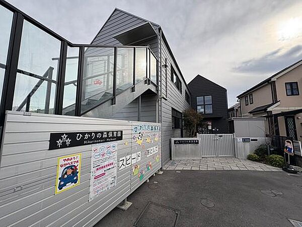 ひかりの森保育園まで350m 徒歩5分。自社菜園での収穫体験など「食育」に力を入れて取り組まれています。対象年齢は、生後満2か月から5歳児です。
