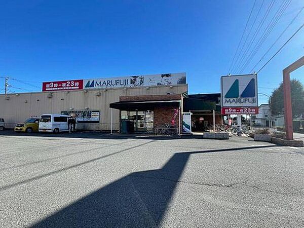 マルフジ昭島市役所通り店まで350m 徒歩5分。肉や魚、野菜など新鮮な生鮮食品をはじめ、冷凍食品や加工食品も豊富に取り揃えております。営業時間は、9:30～21:00。
