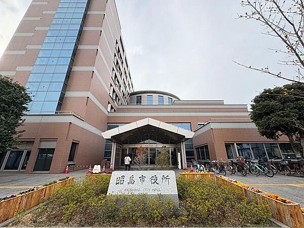 昭島市役所まで500m 徒歩7分。市役所へ徒歩でもアクセス可能な立地で、暮らしの節目の手続きがスムーズに行えます。開庁時間は平日8:30～17:15(年末年始を除く)。