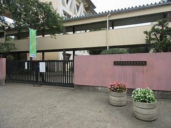 日野市立日野第四中学校まで450m 徒歩6分。学校教育目標は「よく考え自ら学ぶ人」「心身を鍛えやりぬく人」「他を思いやり責任ある行動をとる人」。学校HPで授業などの様子が写真付きで紹介されています。
