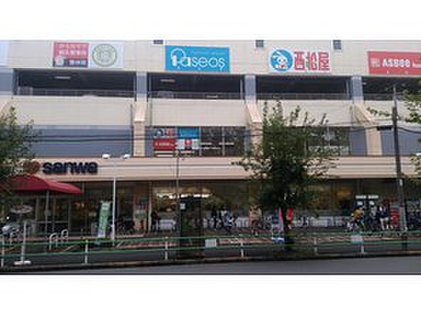 西松屋三和日野旭が丘店まで850m 徒歩11分。営業時間は10:00-20:00。新生児から150cmまでの衣類(一部160cmまで)や、育児用品を扱っています。自社オリジナル製品も販売しています。