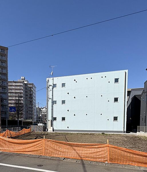 【前面道路含む現地】徒歩5分圏内にスーパーやコンビニがある、利便性に恵まれた立地です。日々の買出しも快適に行えます。