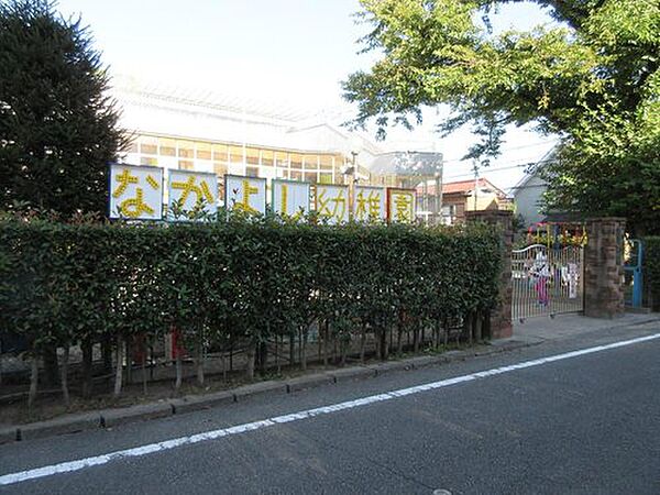なかよし幼稚園まで約481m、徒歩7分。「愛の心を育て、生きる力の基礎を培う」を教育理念に掲げる幼稚園です。 のびのびとたくましく、知・徳・体の調和のとれた人間の土台作りを教育方針としています。