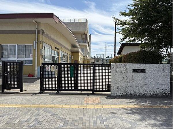 八王子市立第七小学校まで約915m、徒歩12分。開校133年目を迎えた、輝かしい歴史と伝統をもつ小学校。教育目標は「・進んで学ぶ子ども・協力して責任を果たす子ども・健康で心豊かな子ども」。