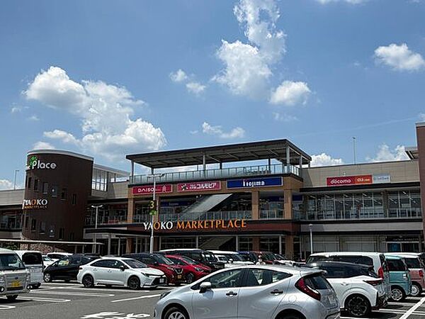 the market Place八王子まで450m 徒歩6分。日常の買い物に便利な多彩な店舗が集まる商業施設。飲食店やスーパー、ドラッグストアなどが揃います。※営業時間は各テナントによる。