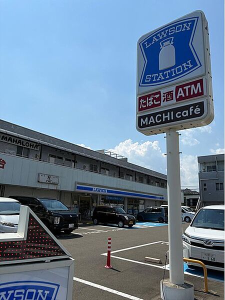 ローソン八王子長房町店まで500m 徒歩7分。年中無休・24時間営業で、ATMやたばこ・酒類、スマホ決済にも対応し、地域の暮らしに便利な店舗です。