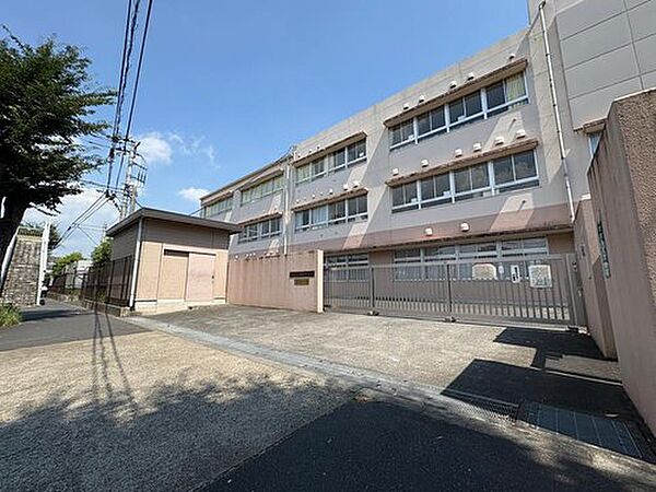 八王子市立横山中学校まで850m 徒歩11分。「六つの心（明るい心、感謝の心、素直な心、反省の心、謙虚な心、積極的な心）」を教育理念に掲げる学校。部活動は運動系・文化系ともに多彩にあります。
