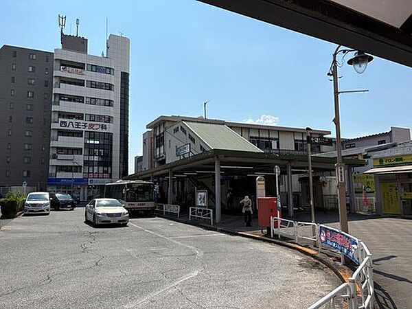 JR中央線「西八王子」駅まで1120m 徒歩14分。快速・各駅停車の両方が停車する駅。新宿までのアクセスが良好で、通勤・通学に便利です。駅周辺には商店街や飲食店が多く、生活利便性も高いエリアです。