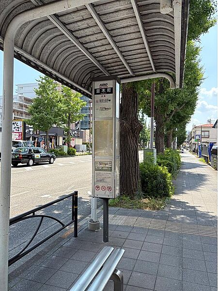 京王バス「並木町」停まで120m 徒歩2分。京王八王子駅行き、高尾山口駅行きなどが発着し、「西八王子」駅や「高尾山口」駅へのアクセスが可能です。周辺には並木町ふれあい公園や住宅街が広がります。