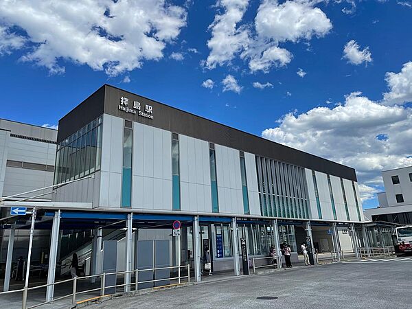 JR青梅線「拝島」駅まで720m 徒歩9分。徒歩圏内に駅があるという揺るぎない価値が、日々の暮らしに豊かさと安心感をもたらします。一部始発の列車があり、通勤・通学・お出かけのアクセスも良好です。