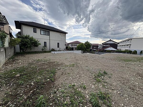 【現地土地写真】JR青梅線「拝島」駅まで徒歩9分のロケーション。周辺は第一種低層住居専用地域に位置する閑静な住宅地です。