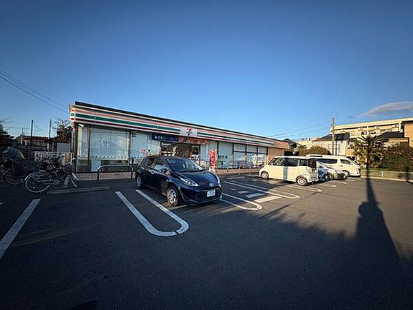 セブンイレブン立川栄町3丁目店まで446m 徒歩6分。日常のちょっとした買い物から急な用事まで対応できる便利なコンビニです。食品・日用品が揃い、忙しい毎日を支えてくれます。24時間営業。