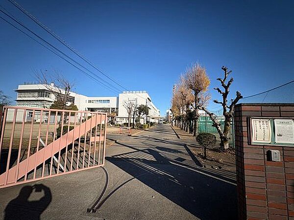 立川市立立川第二中学校まで約1085m。落ち着いた教育環境の中で学べる公立中学校です。学習指導に加え、部活動や学校行事も盛んで、生徒同士の協調性や自主性を育んでいます。