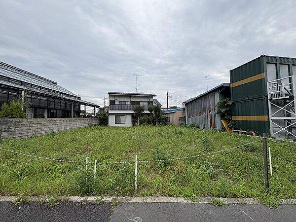 【前面道路を含む現地写真】JR青梅線「東中神」駅まで徒歩17分。生活利便施設が揃い、穏やかな住環境と利便性を併せ持つ、魅力的なロケーションです。