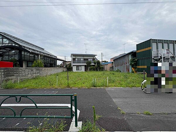 【前面道路を含む現地写真】建ぺい率60%、容積率300%。ご家族の理想を叶えるこだわりの住まいを実現できます。