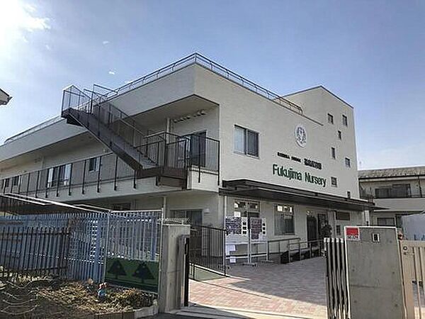 社会福祉法人多摩育成会福島保育園まで約400m 徒歩5分。保育方針は「子どもの主体性を尊重し豊かな人間性を養う」。受入年齢:0才児～5才児。開園時間:7:00～19:00。