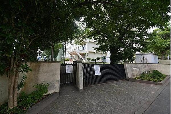 昭島市立福島中学校まで約195m 徒歩3分。教育目標は、「希望」「創造」「潤い」です。硬式テニス部・サッカー部等、運動部・文化部合わせて複数のクラブがあります。