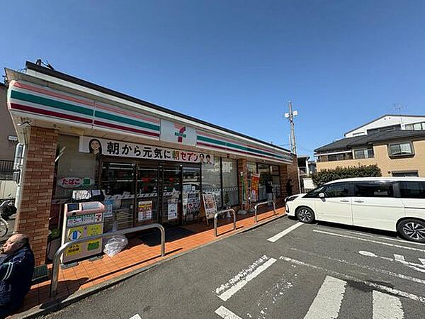 セブンイレブン八王子上野町店まで約229m 徒歩3分。セブンイレブンオリジナル商品のお取り扱いがあります。歩いて出向くことができる身近な距離で、新発売の商品などをお買い求めの際も便利。24時間営業。