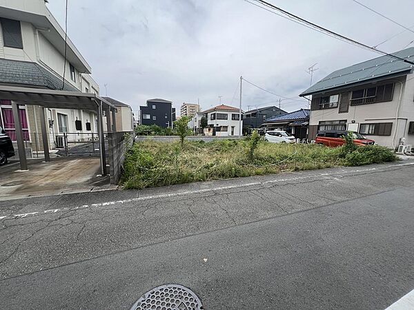 【前面道路を含む現地写真】東側の前面道路は幅員約6.0mと、ゆとりを感じられる広さです。車の出し入れをスムーズに行えます。