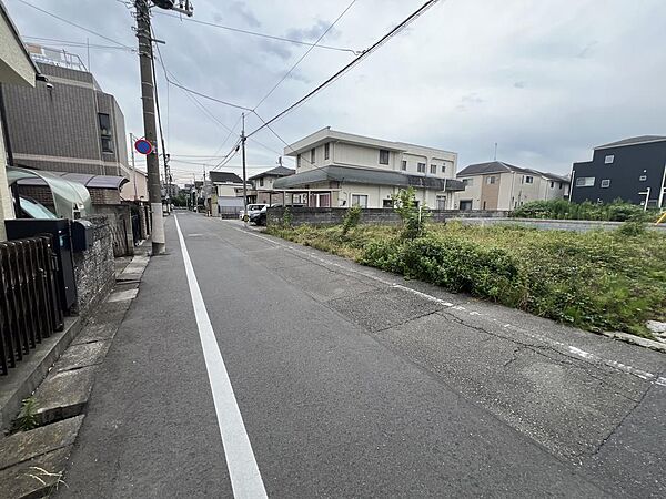 【前面道路を含む現地写真】コンビニまで徒歩3分、スーパーまで徒歩12分。お仕事にお忙しい毎日でも、お買い物に便利な立地です。