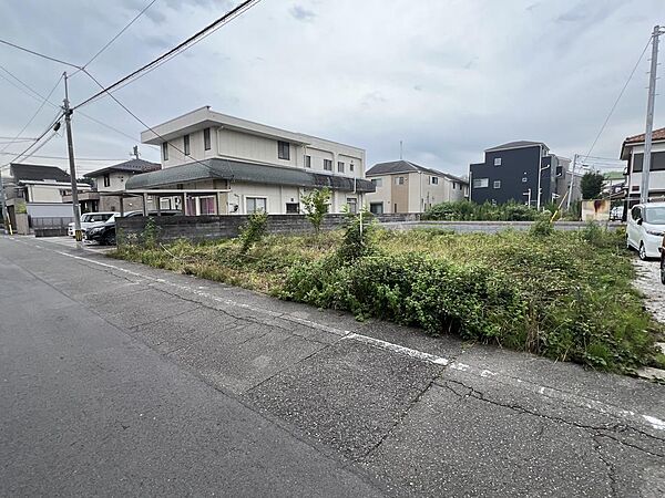 【前面道路を含む現地写真】JR中央線「八王子」駅まで徒歩18分。京王高尾線「山田」駅まで徒歩19分。複数路線が利用でき、通勤や通学の選択肢が広がります。
