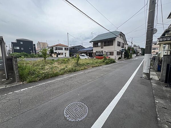 【前面道路を含む現地写真】八王子市上野町に位置します。生活利便施設が充実し、穏やかな住環境と利便性を併せ持つ、魅力的なロケーションです。