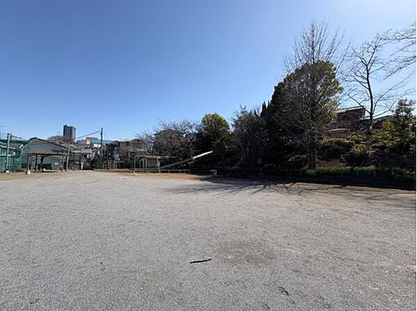 上野町公園まで約140m 徒歩2分。広場や遊具が設けられています。長さのあるローラー滑り台など、土地の高低差を活かした造りです。緑豊かで、とくに暖かい季節にはのびのびと過ごすことができます。