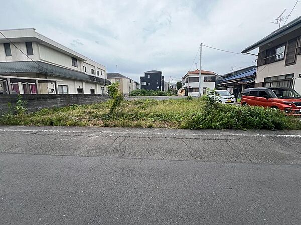 【前面道路を含む現地写真】敷地と前面道路との高低差が比較的少なく、ベビーカーや自転車のお出かけもストレスなく行えます。幅広い世代に寄り添う、恵まれた住環境です。