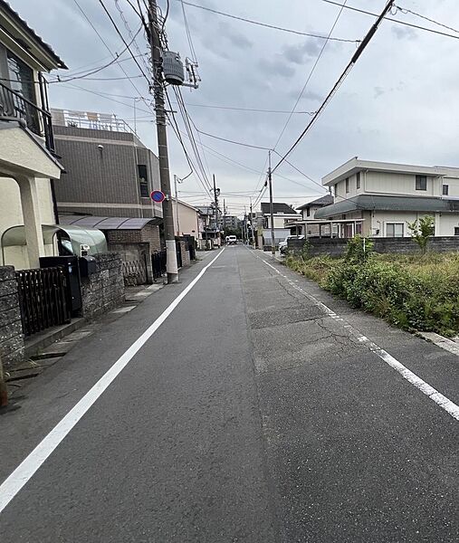 【前面道路を含む現地写真】前面道路は、比較的見通しの良い直線道路です。お車や自転車での出入りの際、安全確認をスムーズに行えます。