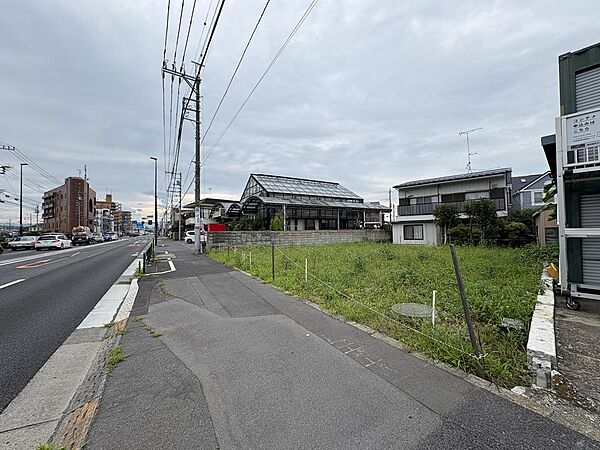 【前面道路を含む現地写真】前面道路は、比較的見通しの良い直線道路ですので、出入りの際に安全確認をスムーズに行えます。
