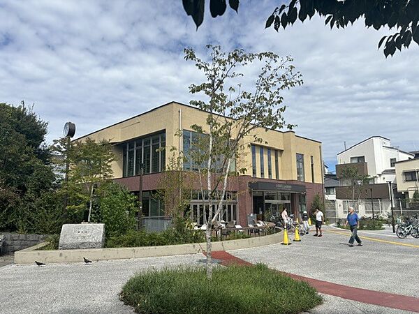 隣接の上池袋図書館