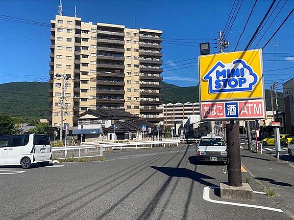 ミニストップ小倉三郎丸店を左手に直進後、左折すると建物です。