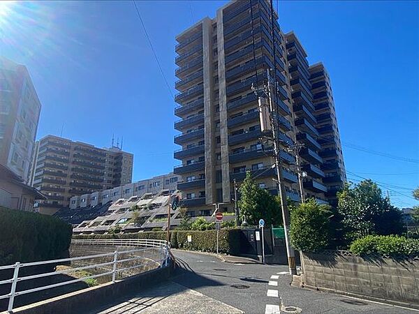 建物裏手からのお写真。総戸数221戸で、存在感がありますね♪